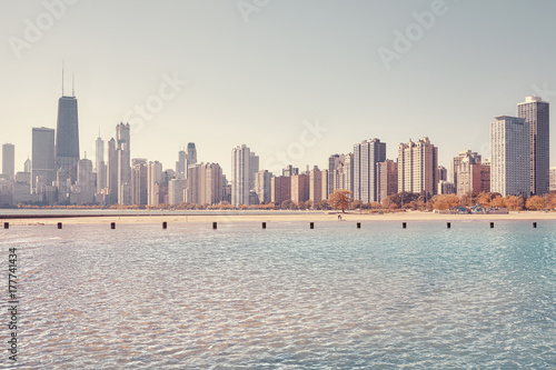 Plakat Rocznik tonująca fotografia Chicagowska miasto linia horyzontu widzieć od jezioro michigan, usa.