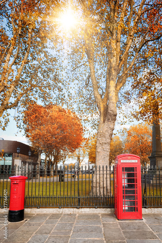 London im Herbst: klassisch rote Telefonzelle und Briefkasten