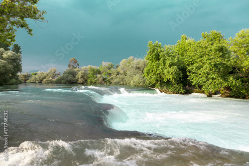 Plakat Rapids wody. Halna rzeka, lasowa błyskawiczna siklawa. Halna rzeka, piękna halna płycizna woda.
