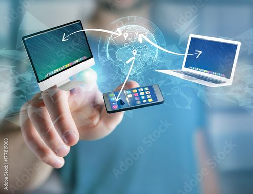Zdjęcie XXL Komputer i urządzenia wyświetlane na futurystycznym interfejsie z siecią interantionalną - koncepcja multimedialna i technologiczna