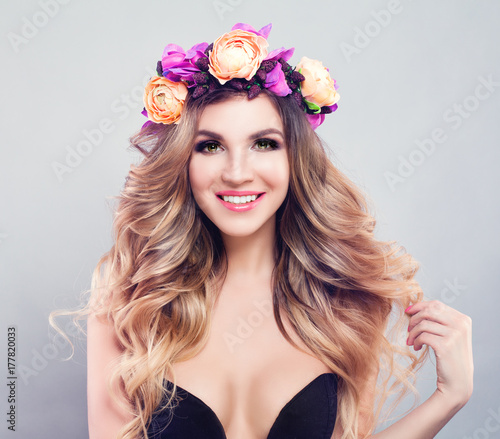 Plakat Śliczna Wzorcowa kobieta jest ubranym kwiatu wianek. Blondie Girl ze zdrową skórą, falowane włosy i makijaż
