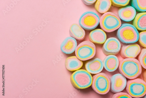 Plakat Minimalne płaskie położenie. Odgórny widok pastelowi marshmallows na pinkbackground.
