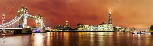 Die Skyline von London von der Tower Bridge bis zur London Bridge