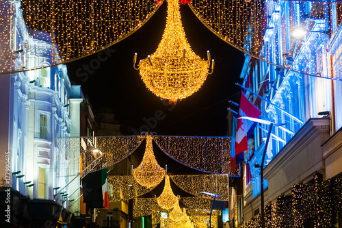 Zdjęcie XXL Grafton street w Dublinie, Boże Narodzenie światła. Napis "Nollaig Shona Duit" to "Happy Christmas" w języku irlandzkim.
