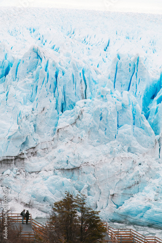 Plakat Lodowiec Perito Moreno jest lodowcem położonym w Parku Narodowym Los Glaciares w prowincji Santa Cruz w Argentynie. Jest to jedna z najważniejszych atrakcji turystycznych w argentyńskiej Patagonii.