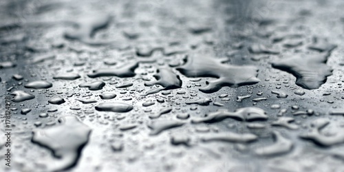 Wassertropfen auf Metall Fläche