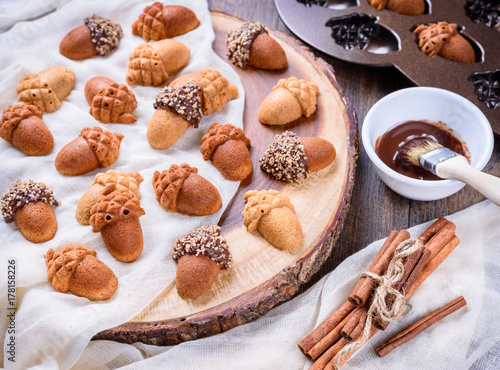 Plakat Zbliżenie klonowy Acorn Cakelets, acorn kształtuje ciastka na drewnianym plasterek porci desce, taca.