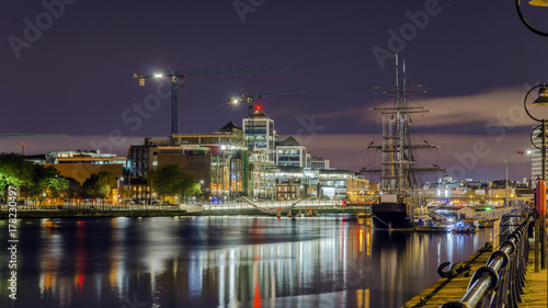 Zdjęcie XXL Dublin, Republika Irlandii, nocny widok Custom House, Tall Ships, Sean O'Casey Bridge over the River Liffey