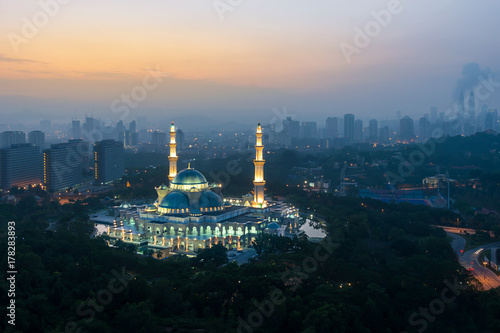 Zdjęcie XXL Widok z lotu ptaka Federalnego terytorium meczet podczas wschodu słońca. Federal Territory Mosque to główny meczet w Kuala Lumpur w Malezji