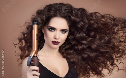 Plakat Salon piękności. Kręcone włosy. Zakończenie brunetki dziewczyna z podmuchowym fryzury mieniem Fachowy fryzowanie. Cień do powiek Marsala. Seksowny kobiece kobieta na białym tle na beżowym tle.