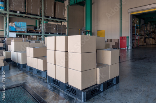 Zdjęcie XXL Ładunek frachtowy załadowany w miejscu cumowania magazynu logistycznego