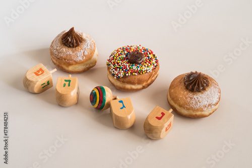 Fotoobraz na płótnie Świeże pączki na obchody święta Chanuki. Selektywna ostrość.