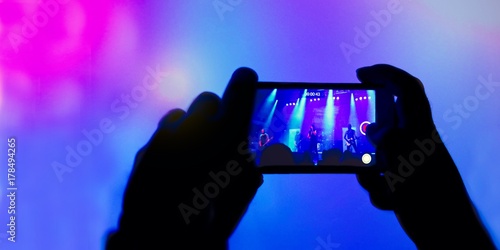 Fan filmt Konzert mit einem Smartphone