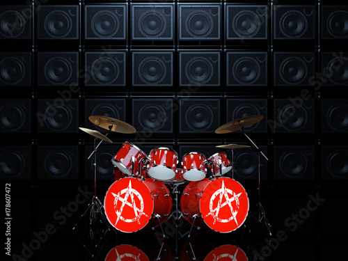 Zdjęcie XXL Zestaw perkusyjny czerwony z anarchii znak na tle ściany wzmacniaczy gitarowych. 3D ilustracja.