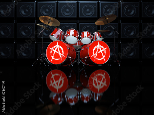 Zdjęcie XXL Zestaw perkusyjny czerwony z anarchii znak na tle ściany wzmacniaczy gitarowych. 3D ilustracja.