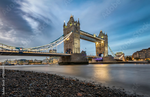 Die beleuchtete Tower Bridge in London bei Abenddämmerung, Großbritannien