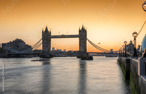 Die Tower Bridge in London, Großbritannien, bei Sonnenaufgang