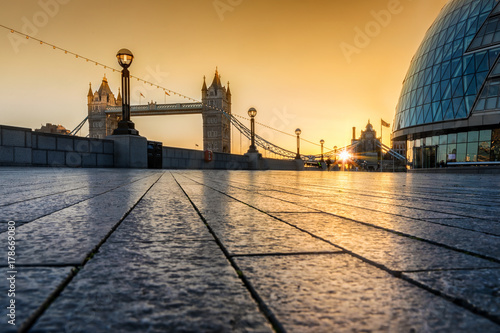 Das Südufer vor der Tower Bridge in London, Großbritannien, bei Sonnenaufgang