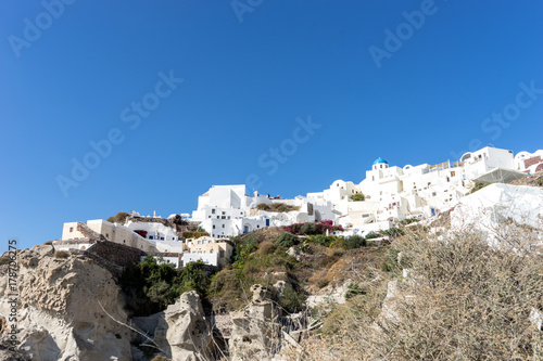 Häuser von Oia auf der Insel Santorin von unten
