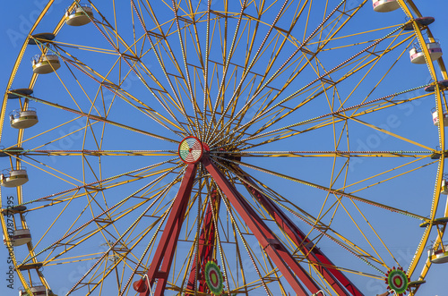 Zdjęcie XXL Duża przygoda rozrywki rozrywka prędkości koło wysokiej rollercoaster z czystym błękitnym niebem