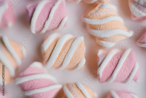 Zdjęcie XXL Marshmallows na różowym tle. Widok płaski lub widok z góry. Tło lub tekstura kolorowi mini marshmallows. Zimowe jedzenie koncepcja tło.
