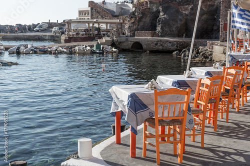 Leeres Restaurant im alten Hafen von Oia, Santorin