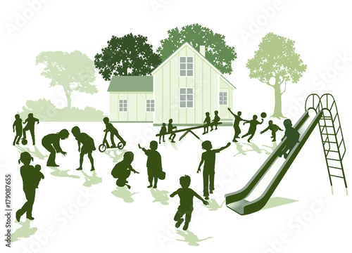 Vergnügte Kinder spielen im Garten