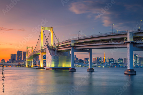 Plakat Tokio. Pejzaż miejski wizerunek Tokio, Japonia z tęcza mostem podczas zmierzchu.
