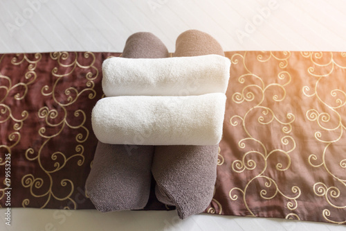 Zdjęcie XXL Zbliżenie: ręczniki hotelowe, Ręczniki w pokoju hotelowym, ostrość, Białe ręczniki hotelowe zwinięte w łóżku, Room service spa,