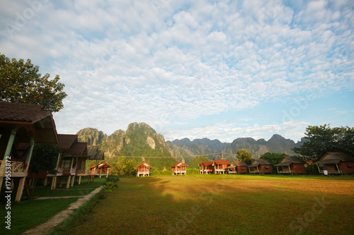Plakat Widok górski spokojny kurort z zieloną trawą i drzewami w Vang vieng, Laos.