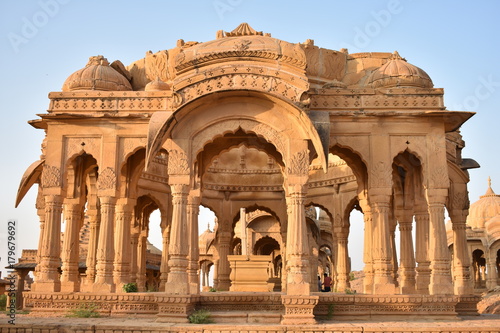 Zdjęcie XXL piękne starożytne cenotafy z rawal królów w bada baagh jaisalmer Radżastan w Indiach