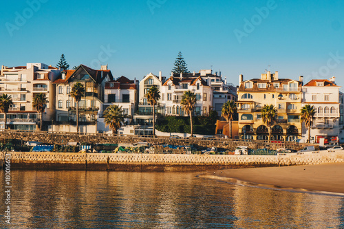 Zdjęcie XXL Cascais deptaka denny widok przy wschodem słońca w ranku. Cascais podróż przeznaczenia w dzielnicy Lizbona, Portugalia