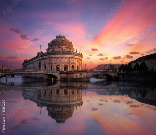 Plakat Pergamon Muzeum na Muzealnej wyspie w Berlin przy atmosferycznym zmierzchem