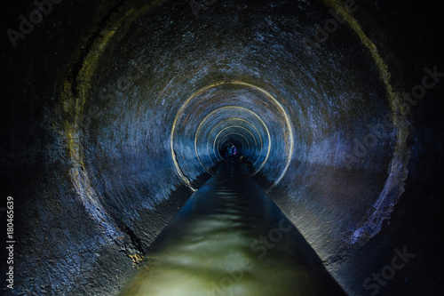 Plakat Ciemny podziemny kanalizacja okrągły tunel betonowy. Ścieki kanalizacyjne przemysłowe i miejskie odprowadzające ścieki