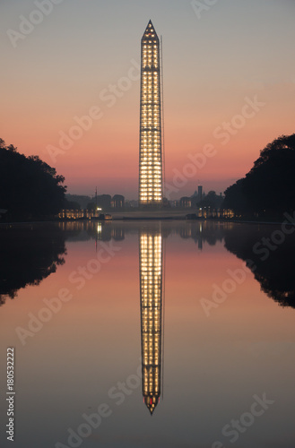 Zdjęcie XXL Washington Monument at Dawn. Świt obraz Waszyngtońskiego pomnika z rusztowaniem wzniesionym dookoła niego podczas naprawy po trzęsieniu ziemi w 2013 roku.
