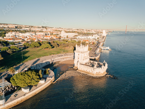 Plakat Magiczny powietrzny panoramiczny zmierzchu widok Belem wierza w Lisbon, Portugalia