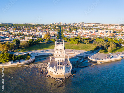 Plakat Widok z lotu ptaka na Belem góruje podczas zmierzchu w Lisbon, Portugalia. Niesamowita scena w Lisboa.