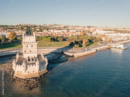 Plakat Widok z lotu ptaka na Belem góruje podczas zmierzchu w Lisbon, Portugalia. Niesamowita scena w Lisboa.