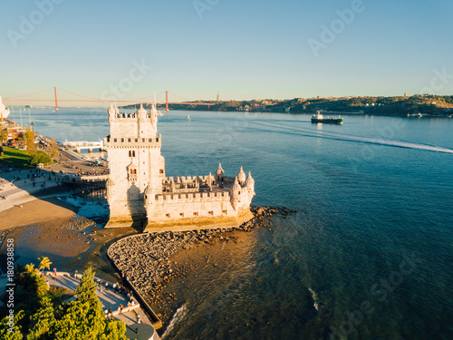 Plakat Widok z lotu ptaka na Belem góruje podczas zmierzchu w Lisbon, Portugalia. Niesamowita scena w Lisboa.