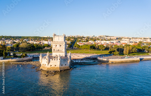 Plakat Widok z lotu ptaka na Belem góruje podczas zmierzchu w Lisbon, Portugalia. Niesamowita scena w Lisboa.