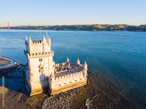 Plakat Widok z lotu ptaka na Belem góruje podczas zmierzchu w Lisbon, Portugalia. Niesamowita scena w Lisboa.