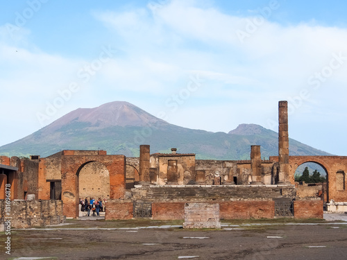 Zdjęcie XXL Romański forum, główny plac rzymskie miasto Pompeii ruiny z uśpioną wulkan górą Vesuvius w tle