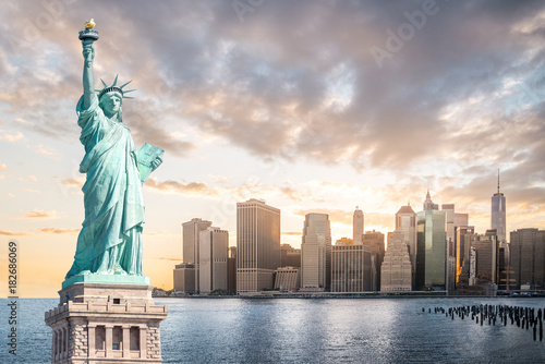 Zdjęcie XXL Statua Wolności z lower manhattan tłem w wieczór przy zmierzchem, punkty zwrotni Miasto Nowy Jork, usa