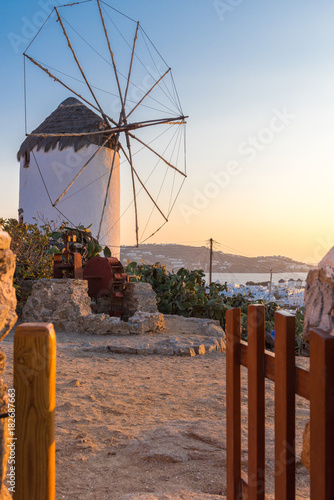 Zdjęcie XXL Mykonos, Grecja (wrzesień 2017 r.). Tradycyjny wiatrak nad Mykonos Town o zachodzie słońca