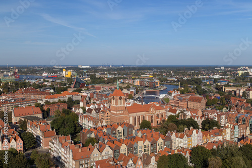 Plakat Stare budynki mieszkalne i kościół św. Jana na głównym mieście (stare miasto) w Gdańsku, Polska, oglądane z góry w słoneczny dzień.