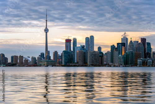 Zdjęcie XXL Winter Sunset over Downtown Toronto and Reflection in Calm Waters