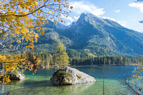 Zdjęcie XXL Jesień przy Hintersee w Bawarskich Alps w Niemcy z wyspą lub skałami