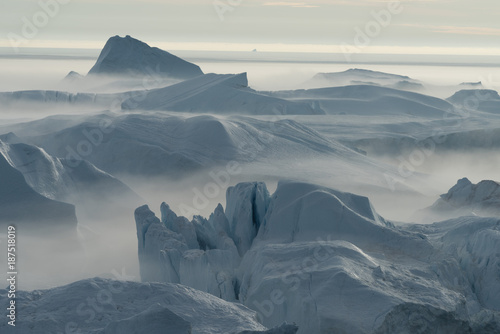 Plakat Splatające góry lodowa w mgle przy usta Icefjord blisko Ilulissat, Greenland