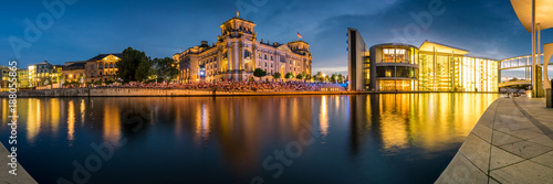 Zdjęcie XXL Panorama kwartału rządowego z Reichstagiem i Paulem Löbe House w Berlinie wieczorem