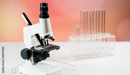 Plakat Mikroskop z laboratorium szklanym, badania naukowe laboratorium koncepcji
